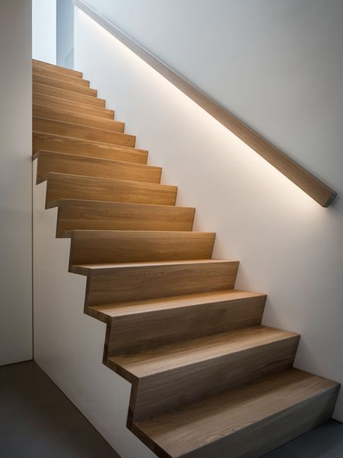 Φωτογραφία που απεικονίζει 2 σκαλοπάτια απο μια ξύλινη σκάλα